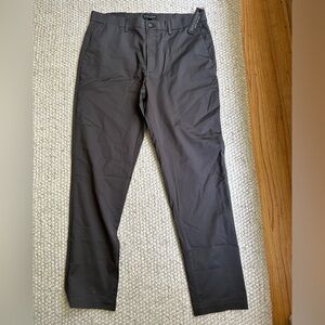 Men’s Banana Republic 33x32 core temp chino- brand new.